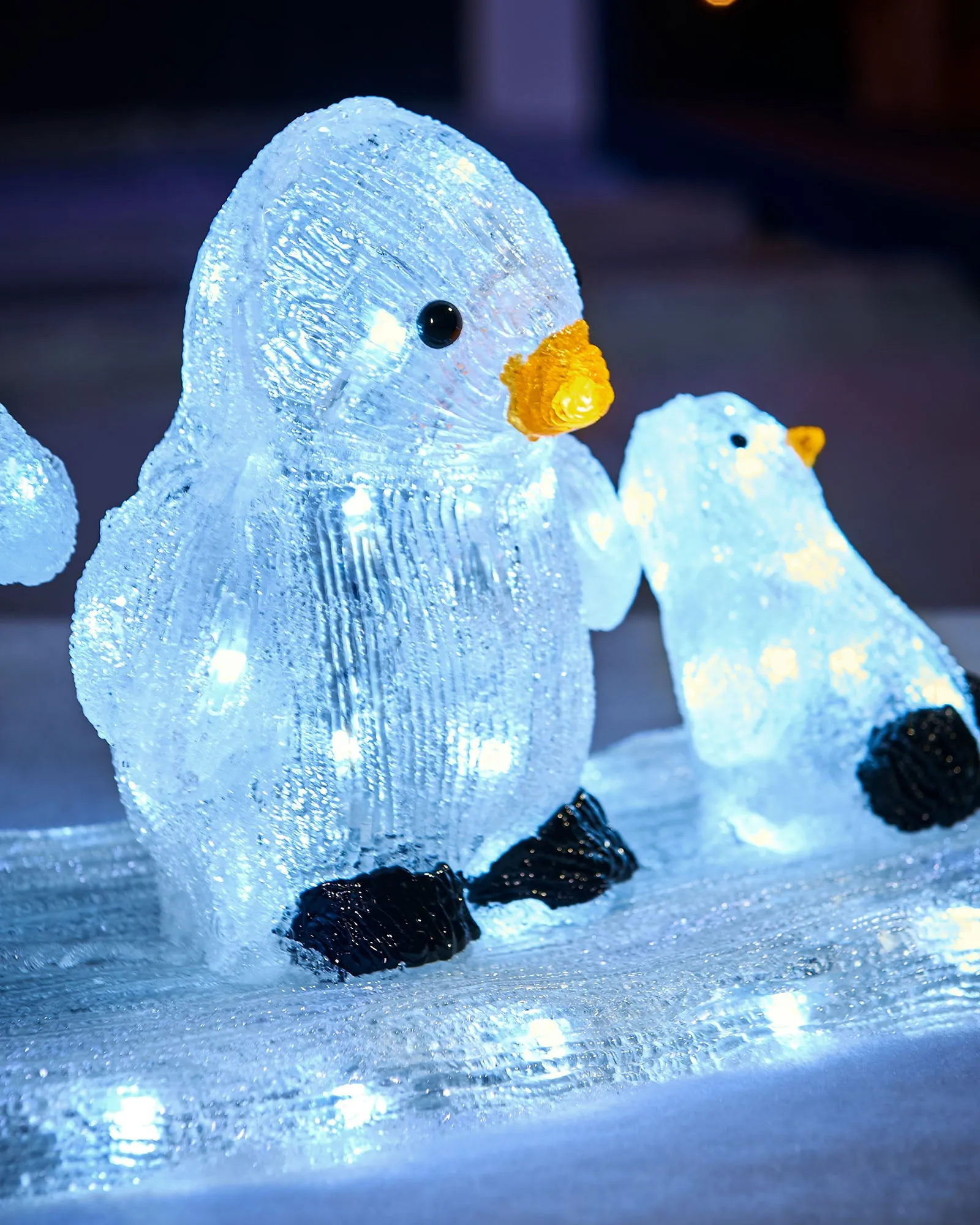 Pre-Lit Acrylic Penguin Family Figurine, 51 cm